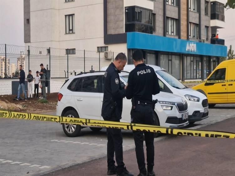 <p>Savcılık tarafından başlatılan soruşturma kapsamında, olaya karıştığı belirlenen 6 şüpheli, gözaltına alındı.</p>

<p><span style="color:rgb(165, 42, 42)">​</span></p>

<p>Otomobille kaçan şüphelinin yakalanması için çalışmalar sürüyor. </p>
