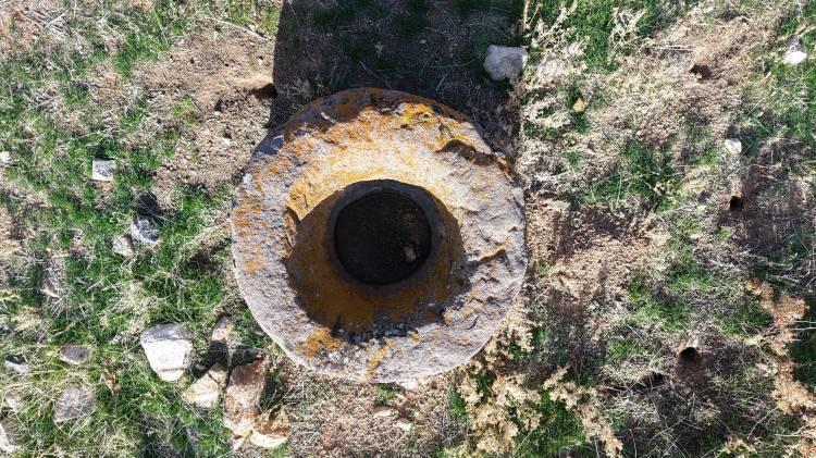 <p>Yaklaşık 35 yıl önce son muhtarın da köyü terk etmesiyle, Pırıklı tamamen boşaldı ve kısa süre sonra resmi kayıtlardan silinerek haritalarda da görünmez hale geldi. Bugün Pırıklı'nın bulunduğu bölgede yalnızca yıkılmış taş ve kerpiç evlerin kalıntıları, birkaç meyve ağacı ve geçmişin izleri bulunuyor.</p>
