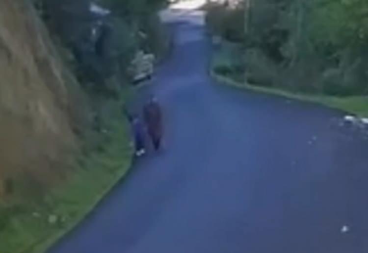 <p>Emin olduktan sonra kolluk kuvvetlerine haber verdim. O saatten sonra eşimi de telefonla aradım, hiçbir şekilde telefonla ulaşamadım. Telefon kapalı" dedi.</p>

<p> </p>
