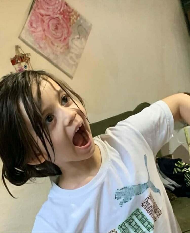 <p>Alevler kısa sürede evi sararken, içeride bulunan Aras Bulut Akcan (1), Masal Işık Akcan (2), Aslan Miraç Akcan (3), Funda Peri Akcan (4) ve Fadime Nefes Akcan (5) kardeşler mahsur kaldı. </p>
