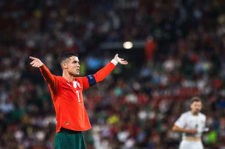 <p>Birkaç yıl önce milyarder olduğunu söyleyen Cristiano Ronaldo, "Futbolda tek milyarder olmam beni şaşırtmıyor. Tüm rekorlara baktığınızda, listenin en tepesinde Cristiano Ronaldo’yu görürsünüz. İnsan doğası gereği her zaman daha fazla para arzular. Ne kadar kazanırsanız kazanın, her zaman daha fazlasını istersiniz. Ama bir noktadan sonra, belli bir seviyeye geldiğinizde, paradan daha önemli şeylerin olduğunu fark ediyorsunuz. Para önemlidir ama her şey değildir." dedi.</p>
