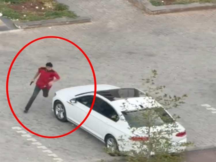 <p>Kavga çevredekiler tarafından cep telefonu kamerasıyla kaydedildi.</p>
