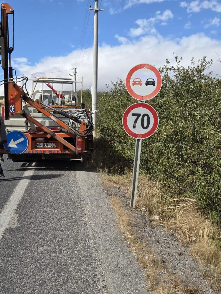 <p><span style="color:#B22222"><strong>“BİRİNCİ ÖNCELİKLİ YOLLAR İLE BİRLİKTE 20 BİN 55’I HIZ LEVHASI OLMAK ÜZERE TOPLAM 32 BİN 845 ADET LEVHAYI KALDIRDIK”</strong></span></p>

<p> </p>

<p>1 Eylül tarihi itibarıyla kalan 53 bin 989 kilometrelik yol ağında Karayolları Genel Müdürlüğü Bölge Müdürlükleri tarafından gerekli çalışmaların başlatıldığını da belirten Bakan Uraloğlu, “Halihazırda devam eden çalışmal<span style="color:#B22222">​</span>arı 31 Aralık’ta tamamlayacağız. Birinci öncelikli yollar ile birlikte bugüne kadar yaptığımız çalışmalar kapsamında 20 bin 55’i hız levhası olmak üzere toplam 32 bin 845 adet levhayı kaldırdık.” bilgisini paylaştı.</p>
