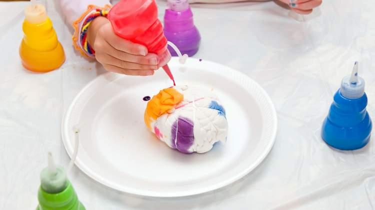 <p><strong>2017’de Çin'de yapılan farklı bir çalışma ise depresyon hastalarının mavi ve mor gibi soğuk tonlara daha yakın hissettiğini; tedavi sürecinden sonra ise turuncu, sarı ve pembe gibi daha sıcak renklere ilgi gösterdiğini gözler önüne serdi.</strong></p>
