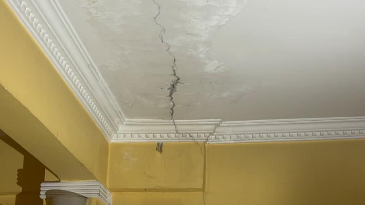 <p>Binada toplam 2 dairede 2 ailenin yaşadığı, 5 kişilik bir ailenin yakınlarının yanına taşındığı, diğer kiracıların ise İstanbul'a gittiği öğrenildi.</p>

<p> </p>

<p>Yetkililer, raporun sonucuna göre binanın mühürlenip mühürlenmeyeceğine karar verileceğini bildirdi. </p>
