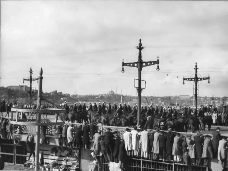 <p>AA muhabirinin TBMM arşivinden derlediği bilgiye göre, Gazi Mustafa Kemal Atatürk'ün cenaze namazı, 19 Kasım günü Dolmabahçe Sarayı'nda saat 08.10'da İstanbul Üniversitesi Edebiyat Fakültesi İslam Tetkikleri Enstitüsü Müdürü Profesör Mehmet Şerafettin Yaltkaya tarafından kıldırıldı.</p>
