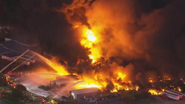 <p>Kazada en az 7 kişinin hayatını kaybettiği, 11 kişinin ise yaralandığı bildirildi.</p>
