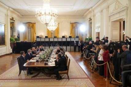 <p>TRUMP, ABD İLE ÖZBEKİSTAN ARASINDA TİCARET ANLAŞMASI İMZALANDIĞINI DUYURDU</p>

<p> </p>

<p> </p>

<p>ABD Başkanı Donald Trump, ABD ile Özbekistan arasında ticaret ve ekonomi anlaşması imzalandığını açıkladı.</p>

<p>Trump, sosyal medya hesabından, konuya ilişkin paylaşımda bulundu.</p>

<p> </p>
