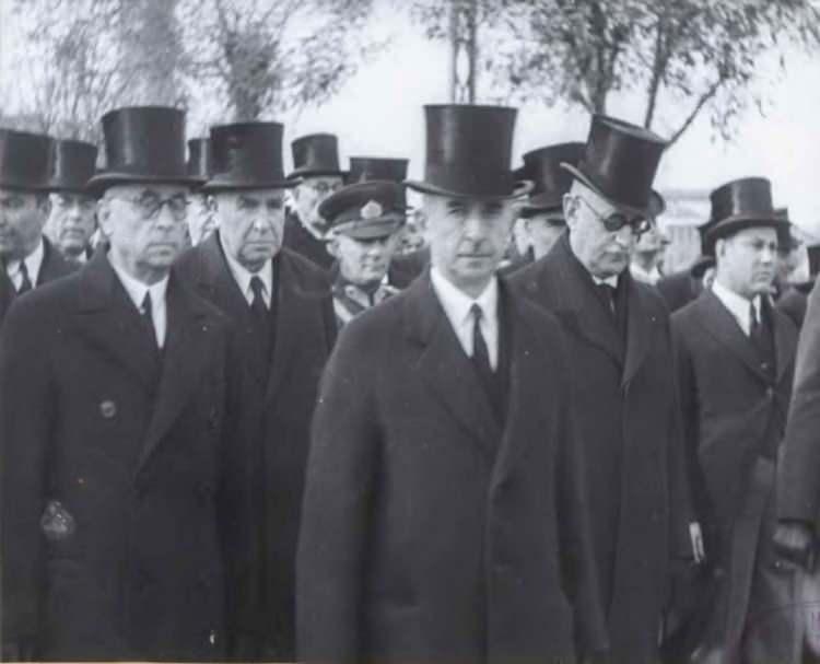 <p>21 Kasım 1938 Pazartesi günü saat 09.00'dan itibaren TBMM binası (İkinci Meclis/Cumhuriyet Müzesi) önünde askeri birliklerin geçit merasimi yapıldı.</p>

<p> </p>
