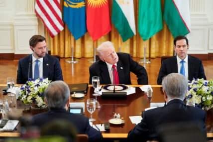 <p>İLK ZİRVE 2023'TE DÜZENLENDİ</p>

<p><br />
ABD ile Orta Asya ülkeleri arasında ilk olarak 2015'te dışişleri bakanları düzeyinde C5+1 formatında oluşturulan forum, 20 Eylül 2023'te devlet başkanları düzeyine yükseltilmişti.</p>

<p><br />
Dönemin ABD Başkanı Joe Biden'ın New York'ta ev sahipliği yaptığı ilk ABD-Orta Asya Zirvesine Kazakistan, Kırgızistan, Özbekistan, Tacikistan ve Türkmenistan devlet başkanları katılmıştı.</p>

<p> </p>
