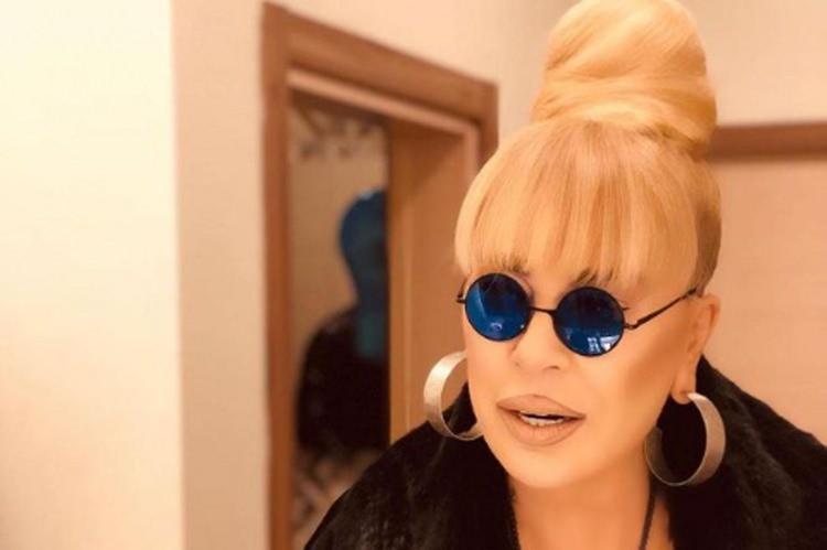 <p><span style="color:#FF0000"><strong>"ÇOK ÜZÜLÜYORUM DUA EDİYORUM"</strong></span></p>

<p><strong>Geçirdiği kalp rahatsızlığı sebebiyle hastaneye kaldırılan usta sanatçı Muazzez Abacı ve bazı sanatçı dostlarının yaşadığı sağlık sorunlarına da oldukça üzülen Özer, şöyle konuştu:</strong></p>

<p><strong>"Sanatçı dostlarımın böyle olumsuz sağlık haberlerini alıyorum ve çok üzülüyorum. </strong></p>
