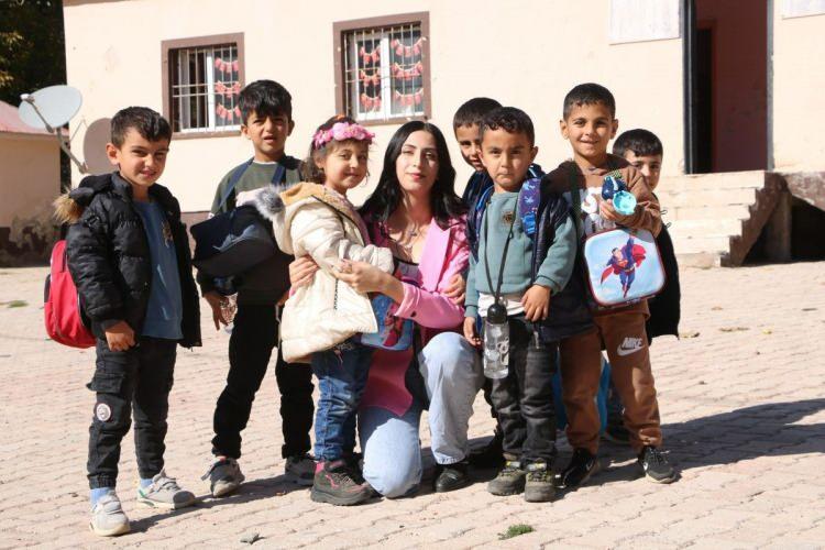 <p>Köy sakinleri, lakapların artık günlük hayatın vazgeçilmez bir parçası olduğunu söylüyor. Kimliklerde olmasa da herkes birbirini bu lakaplarla tanıyor. Hatta bazı gençler, kendi lakaplarını büyüklerinden devralarak geleneği sürdürmeye devam ediyor.</p>
