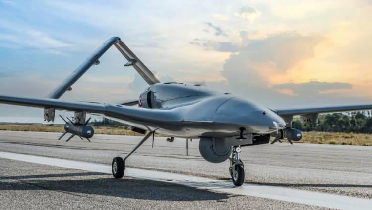 <p><span style="color:#B22222"><strong>TÜRKİYE 178 ÜLKEYLE SAHADA</strong></span></p>

<p> </p>

<p>Haberde Türkiye’nin ihracat haritası da yer aldı: Birleşik Arap Emirlikleri, Pakistan ve Katar başlıca alıcılar ara<span style="color:#B22222">​</span>sında. Türkiye’nin Afrika, Orta Asya ve Asya-Pasifik ülkelerinde etkinliğini artırdığı, <strong>"tek İHA alacak parası olmayan ülkelere bile yardım ve bakım modeliyle erişim sağladığı"</strong> yazıldı.</p>
