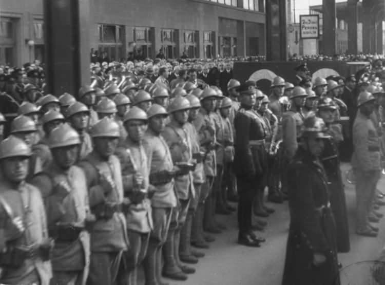 <p>Atatürk'ün naaşı daha sonra top arabasına konularak kortej eşliğinle saat 10.40'ta istasyondan ayrıldı ve saat 11.30'da TBMM binası (İkinci Meclis/Cumhuriyet Müzesi) önüne getirilerek, burada hazırlanmış olan katafalka yerleştirildi.</p>
