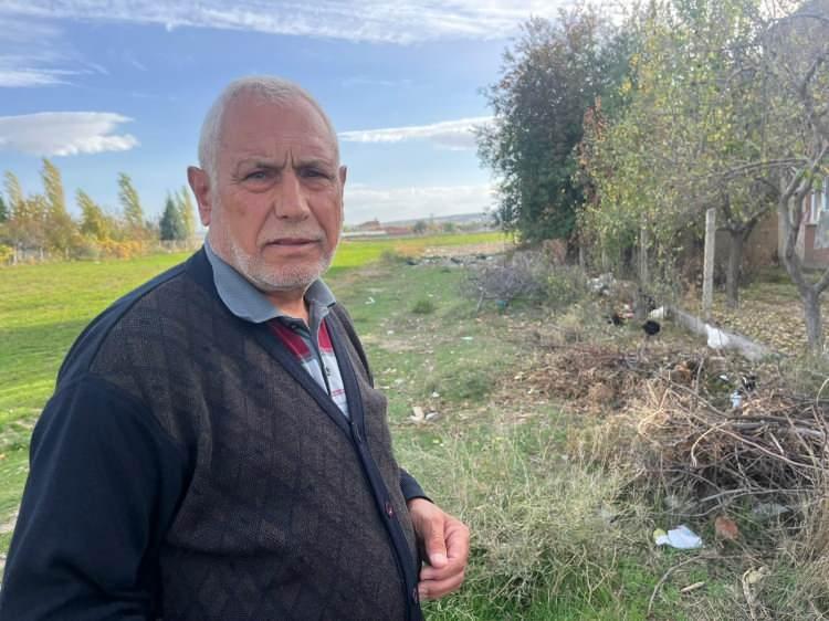 <p>20'YE YAKIN BAŞIBOŞ KÖPEK VAR</p>

<p>Köpek sorunundan dolayı çocukların rahatça dışarı çıkamadığını söyleyen Murat Savaş şöyle konuştu;<br />
"Bizim tavukları da aldılar. 4 tane falan tavuğumuzu aldılar. Bazılarını yediklerini biliyoruz. Büyük ihtimalle kan kokusuna alıştıklarından oluyor. Geçen hafta da okula giderken çocuğum saldırıya uğradı. İşte ayakkabısı burada, gördüğünüz gibi şuradan koparmışlar. Allah'tan ayağını koparmadılar. Ayağını koparmış olsalardı acaba belediyeler bu konuya ne diyecekti? Çocuğum, 'Bir metrelik bir duvar vardı, duvarın üzerine zıplarken o arada ayakkabımı aldılar' diyor. Yani buradan koparmışlar. Ayağını koparsalar ya da ölseydi ne olacaktı? Sonuçta bunlar da hayvan, bizim çocuk da insan. Şimdi insan mı daha önemli, hayvan mı önemli? Onu çözmek lazım. Mesele bu. Akşam ezanından sonra, karanlık çöktükten sonra bırakın çocukları, biz dahi çıkmaya korkuyoruz. Çünkü toplu geziyorlar. Bazen 5-6 tane, bazen 20'ye yakın başıboş köpeğin olduğunu biliyoruz. Ama köpekleri toplayamıyorlar. Hayvan haklarını sevenler var. Tamam, biz de seviyoruz dediğim gibi ama illa bir insanın ölmesi, yaralanması veya tavukların her gün telef olması mı lazım. Ya da başka sorunlar mı çıkması lazım"</p>
