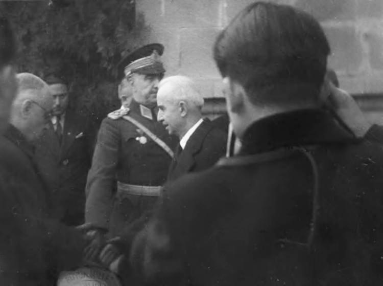 <p>Saat 13.00'ten itibaren halkın Atatürk'ün naaşı önünde ihtiram geçişi yapmasına izin verilirken ihtiram geçişleri gece yarısına kadar devam etti. Halkın uzun kuyruklar oluşturduğu o anlar da fotoğraflara yansıdı.</p>

<p> </p>
