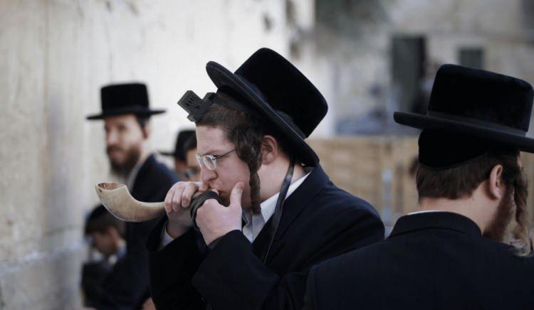 <p><span style="color:#B22222"><strong>İSRAİL'İN İDDİASI OLAN VAAT EDİLMİŞ TOPRAKLARDA HANGİ ÜLKELER YER ALIYOR?</strong></span></p>

<p> </p>

<p>İsrail, tarih boyunca “vadedilmiş topraklar” söylemini kendi lehine çevirerek siyasî ve askerî politikalarının merkezine yerleştirdi.<span style="color:#B22222"> Tevrat’taki tarihî bir vaadi mutlak mülkiyet iddiasına dönüştüren bu anlayış, zamanla ideolojik bir genişleme aracı haline geldi. </span></p>

<p> </p>

<p><span style="color:#B22222">​</span>Bu düşünce İsrail’in yalnızca kendi sınırlarını değil, çevresindeki toprakları da “tanrısal hak” olarak görmesine yol açtı.</p>
