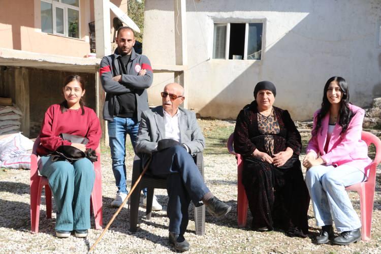 <p>Sadece köy imamı Rıdvan Kuş'un soyadının farklı olduğunu belirten muhtar Melih Bilici, 17 öğrencili tek derslikli anaokulunda öğretmenlik yapan Rojin Bilici'nin bile aynı köyden ve akrabaları olduğunu söyledi.</p>
