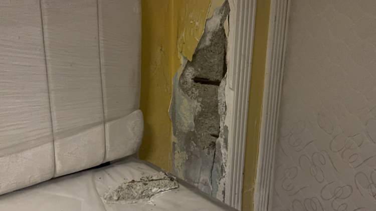 <p>Bir süre önce kolonlardan gelen büyük bir gürültü sonrasında parçalanmalar meydana geldi. </p>
