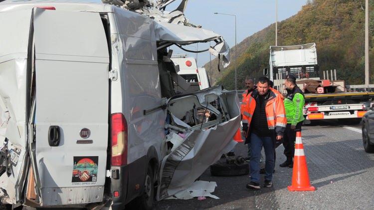 <p>Ankara yönünden İstanbul istikametine giden A.Y. idaresindeki 34 GZK 273 plakalı minibüs, kontrolden çıkarak F.K. idaresindeki 80 DB 789 plakalı tıra ardından savrularak C.A. yönetimindeki 44 AHG 684 plakalı yolcu otobüsüne çarptı. </p>

<p> </p>
