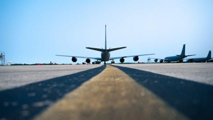 <p>Washington DC’nin hemen dışında bulunan Joint Base Andrews askeri üssünde “siyasi propaganda içeren şüpheli bir paket” nedeniyle tahliye başlatıldı. Paketin açılmasının ardından birçok kişi hastaneye kaldırıldı.</p>
