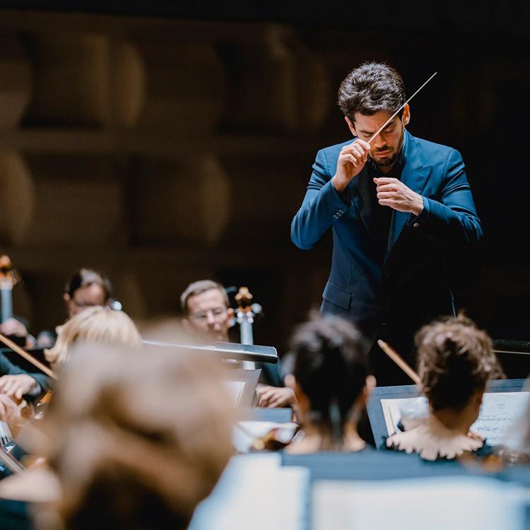 <p><strong>Tüm dünyanın kanayan yarası haline gelen Gazze'de yaşananlara tepki sesleri yükselmeye devam ediyor. İsrail'e öfke günbegün artarken son olarak, Fransa'nın başkenti Paris'te düzenlenen İsrail Filarmoni Orkestrası konseri, geniş yankı uyandıran anlara sahne oldu.</strong></p>
