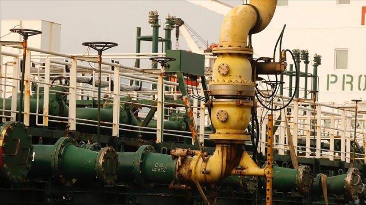 <p>Doğal gaz rezervleri bakımından da dünyanın önde gelen ülkeleri arasında yer alan Venezuela, 201 trilyon fit küp (TCF) rezervle küresel sıralamada 8. sırada bulunuyor.</p>

<p>Ülkenin doğal gaz rezervlerinin çoğu, kuzeydoğu kıyı şeridinde yer alan Paria Yarımadası, Sucre ve Delta Amacuro bölgelerinde yoğunlaşıyor. Bu sahalar, Karayip Denizi ve Atlas Okyanusu’na açılan stratejik alanlarda bulunuyor.</p>

<p>Venezuela Merkez Bankası (BCV) verilerine göre, ülke genelinde yer altında çıkarılmayı bekleyen potansiyel altın rezervinin 7 bin tonun üzerinde olduğu tahmin ediliyor.</p>
