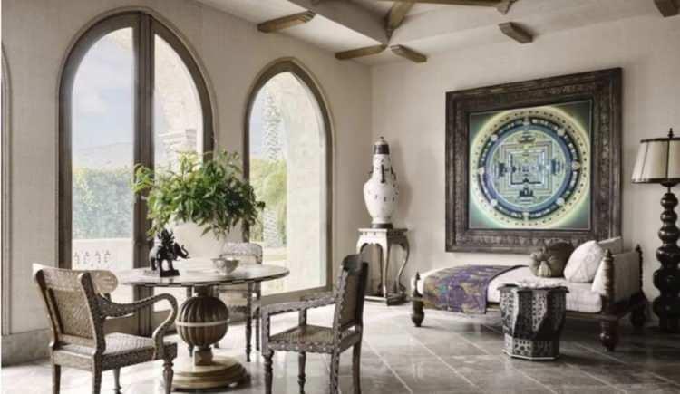 <p><strong>Ünlü iç mimar Martyn Lawrence Bullard tarafından tasarlanan evin el boyaması tavanları, Fas tarzı fenerleri, ipek duvarları ve el yapımı bronz kapıları göz kamaştırıyor.</strong></p>
