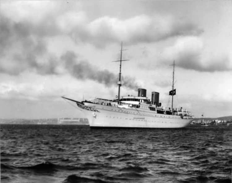 <p>Türk ve yabancı savaş gemilerinin eşlik ettiği Yavuz zırhlısı saat 19.30'da İzmit Limanı'na yanaştı. Yavuz'un taşıdığı Atatürk'ün naaşı saat 20.30'da İzmit İstasyonu'nda bekleyen özel trene nakledildi. Atatürk'ün naaşını taşıyan özel tren saat 21.00'de Ankara'ya doğru yola çıktı.</p>

<p> </p>
