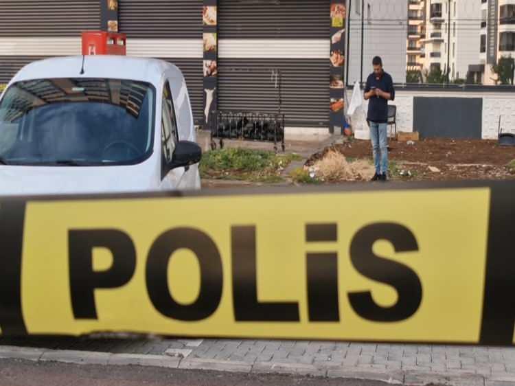 <p>Görüntülerde; 2 kişinin yerde yattığı, bir kişinin tabancayla ateş ettiği, başka bir kişinin de yerde yatan birini yumruklayıp tekmelediği anlar yer aldı. </p>
