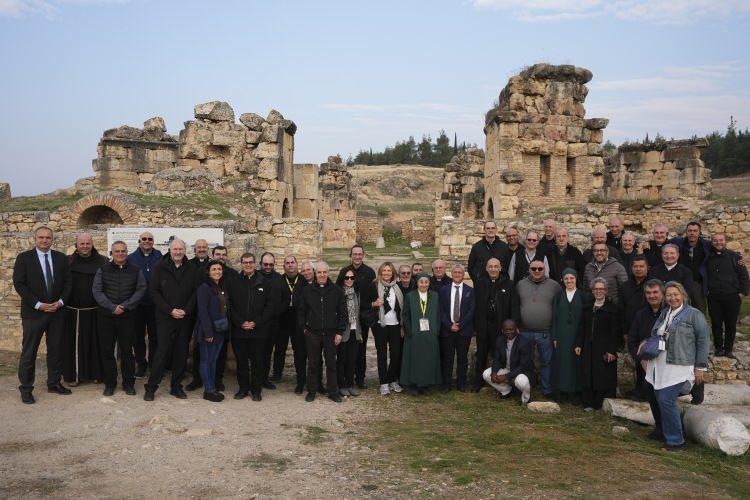 <p>Vatikan Basın Ofisinin paylaştığı programa göre, Katoliklerin ruhani lideri ve Vatikan Devlet Başkanı Papa 14. Leo'nun 27 Kasım'da Türkiye'ye gelmesi bekleniyor.</p>
