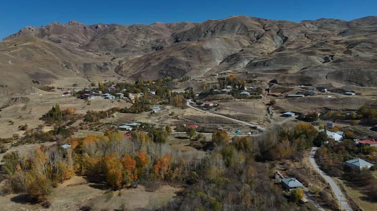 <p><span style="color:#B22222"><strong>HEPSİ AYNI AİLEDEN</strong></span></p>

<p>Refik Bilici (85), "Gökyurt köyünden babam gelip, buraya yerleşmiş ve 1 haneden 65 haneye ulaştık. Nüfusumuz da 500 kişiye ulaştı. Hepimiz Bilici'yiz. Hepimiz aynı ailedeniz. 22 tane çocuğum var ama kaç torunum var; bilmiyorum" dedi.</p>

<p> </p>
