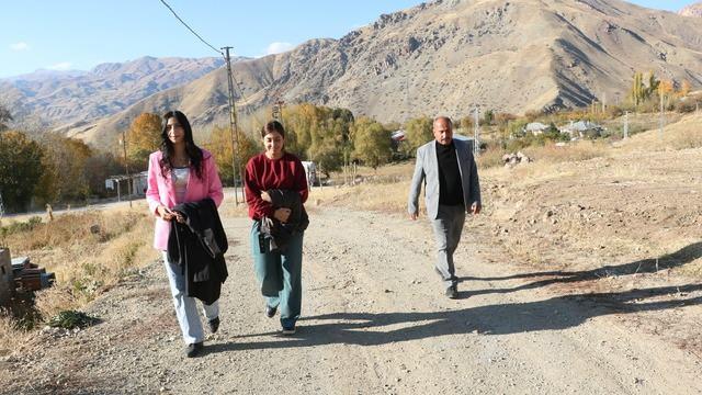 <p>Köy imamı Rıdvan Kuş'un soyadının farklı olduğunu belirten muhtar Melih Bilici, 17 öğrencili tek derslikli anaokulunda öğretmenlik yapan Rojin Bilici'nin bile aynı köyden ve akrabaları olduğunu söyledi.</p>
