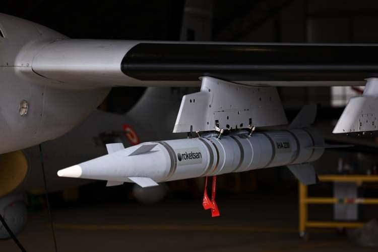 <p><span style="color:#B22222"><strong>TÜRK İHA’LARINA AÇIK KABUL</strong></span></p>

<p> </p>

<p>İsrail basını, Türkiye’nin Baykar tarafından geliştirilen Bayraktar TB2, Akıncı ve TUSAŞ imzalı Aksungur modelleriyle ulaştığı küresel konumu açıkça hedef aldı. Haberde, “Türklerin hem büyük ölçekte üretim hem de ihracat yapma kapasitesine sahip olduğu görülüyor” denilerek Türkiye’nin başarısı kabul edildi.</p>
