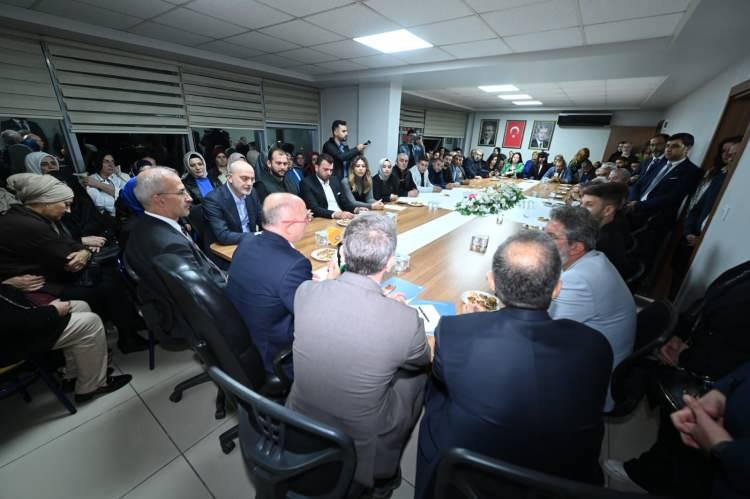 <p><span style="color:#B22222"><strong>"TOGG, GEMLİK’İN TÜRKİYE’YE VE DÜNYAYA AÇILAN KAPISIDIR"</strong></span></p>

<p> </p>

<p> </p>

<p>Gemlik’in eğitim, sağlık, yurt ve sosyal alanlardaki yatırımlarda öncelikli ilçelerden biri olduğunu vurgulayan Gürkan, "<strong><em>Gemlik her zaman bizim gözümüzde pozitif ayrımcılığı olan bir yerdir. TOGG, Gemlik’in Türkiye’ye ve dünyaya açılan kapısıdır"</em></strong> ifadelerini kullandı.</p>
