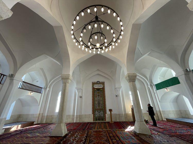 <p>Bölgenin ve caminin işgal sürecini anlatan Kerimov, "1992-1993 yıllarında bölgemiz ve camimiz işgal edildi. 2020 yılında şanlı ordumuz, Karabağ ve Ağdam'ı kurtarmış, 2020 yılından sonra mescidimiz restore edilmiştir." dedi.</p> <p> </p>