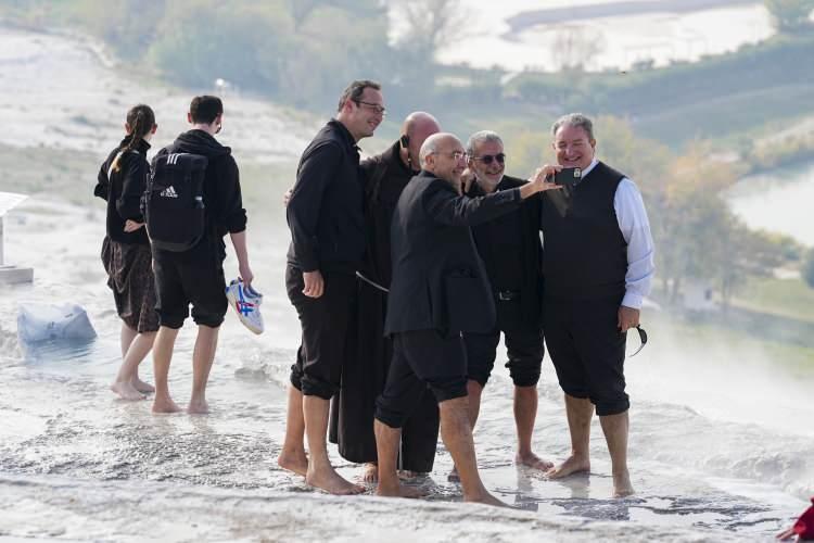 <p>Vatikan'dan gelen papaz ve rahibelerden oluşan 38 kişilik heyet, ilk olarak Hierapolis Antik Kenti'nde Hz.İsa'nın 12 havarisinden biri olan St. Philippus'un mezar ve kilisesini ziyaret etti.</p>

<p> </p>
