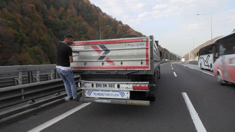 <p>Kaza nedeniyle otoyolun İstanbul yönünde ulaşım tek şeritten kontrollü olarak sağlandı. Yoğunluk oluşan yolda ulaşım, kazaya karışan araçların kaldırılmasıyla normale döndü.</p>

<p> </p>

