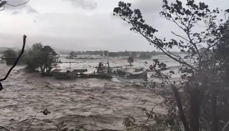 <p>Salı günü aniden yükselen sel suları, eyaletin kent ve kasabalarında otomobilleri, nehir kıyısındaki barakaları ve hatta dev konteynerleri sürükledi. </p>
