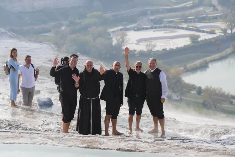 <p>Heyette, Kardinal Vekili Özel Sekreteri LoI Dario, Roma Piskoposluğu Vekili Renato Tarantelli Baccari, Roma Vikaryası Hac Pastoral Ofisi Direktörü Antonia Romana Nazzaro ve diğer yetkililer yer aldı.</p>

<p> </p>
