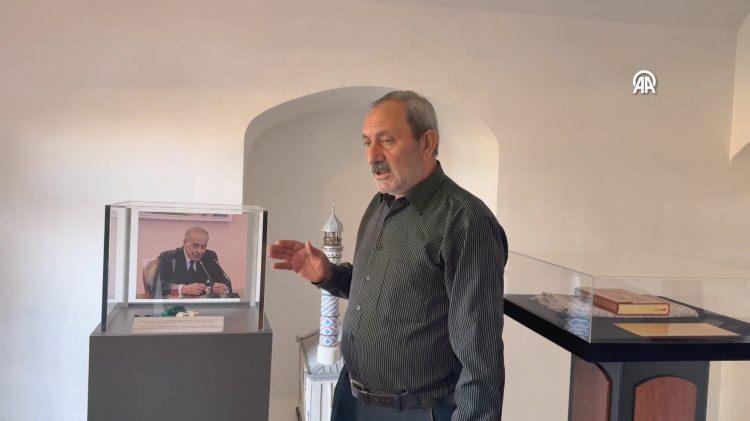 <p>"Bu taş parçasını işgal zamanında Haydar Aliyev'e takdim etmişler. Haydar Aliyev, bu taşı saklamış ve bu taşın bu camiye bir gün geri döneceğine söz vermiş. İşgalden kurtarıldıktan sonra Sayın Cumhurbaşkanımızın sayesinde bu taş tekrar bu mescide getirilmiştir. </p>