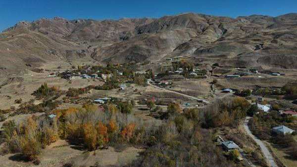 <p>Sorunu çözmek için köylüler yıllar önce kendilerine özgü bir yöntem geliştirmiş. Her aile, soyadının yanına bir “lakap” ekleyerek tanınmayı tercih ediyor. Kimi “Uzun”, kimi “Kısa”, kimi ise “Kerem oğlu Mehmet” olarak biliniyor.</p>
