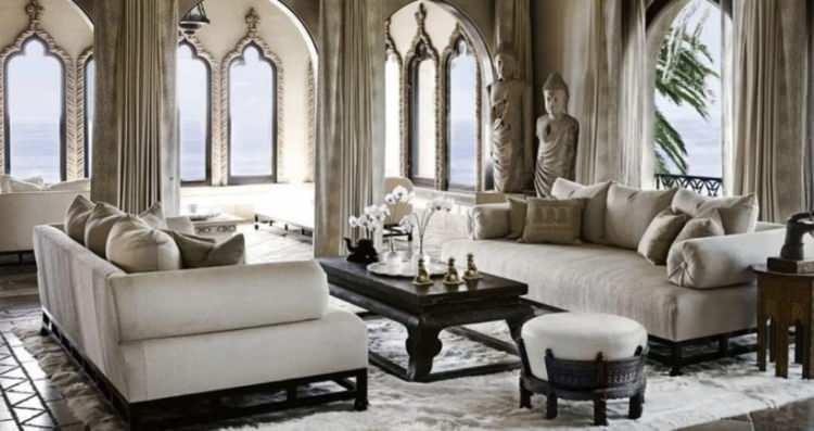 <p><strong>Ayrıca evin her köşesinde Tibet’ten getirilen bir mandala, 17. yüzyıldan kalma bir altın yaldızlı rahip heykeli, ve antika Hint yatakları gibi ünlü sanatçının seyahatlerinden getirdiği eşyalar yer alıyor.</strong></p>
