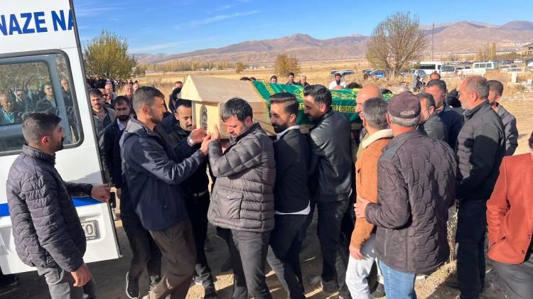 <p>Van-Hakkari kara yolunun 40’ıncı kilometresindeki Zernek Baraj gölü yakınlarında 27 Ekim’de yakıt tankeri ile otomobilin çarpıştığı kazada 3 kişi öldü, 3'ü çocuk 4 kişi de yaralandı. </p>
