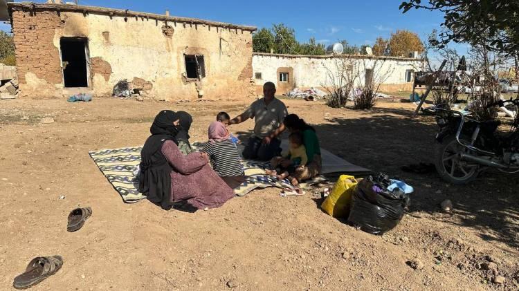 <p>Kendi evleri yandıktan sonra komşularına sığındıklarını ama gece onların evinde de yangın çıktığını söyleyen Mehmet Mol, <em><strong>"Perşembe günü öğleden sonra ateş çıktı. Bir süre sonra dolapta yangın çıktı. Yangından sonra eşyaları dışarı çıkarttık, dışarıdaki eşyalar da yanmaya başladı. </strong></em></p>

<p> </p>
