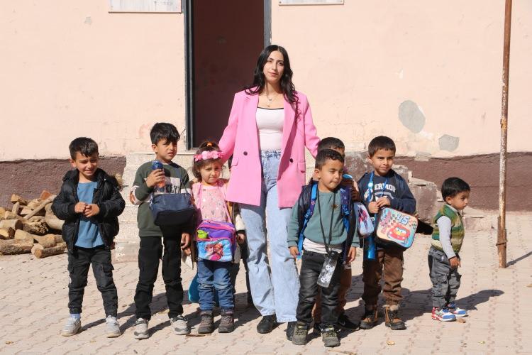 <p><span style="color:#B22222"><strong>'GENELDE LAKAPLARLA AYIRIYORUZ'</strong></span></p>

<p>Köyde sakinlerinden Ronahi Bilici ise herkesin soyadının aynı olmasının güzel olduğunu belirterek, "Hepimizin akraba olması büyük bir ayrıcalıktır. Bu durum bize artık çok da garip gelmiyor. Ama başka bir yerde söylediğimizde, insanlara çok ilginç geliyor. 'Nasıl olur da herkesin soyadı aynı olur' diye şaşırıyorlar. Aynı isimle olan birkaç kişi de var. Bu durumda genelde lakaplarla ayırıyoruz ya da babasının adını söyleyerek karıştırmamaya çalışıyoruz" dedi.</p>
