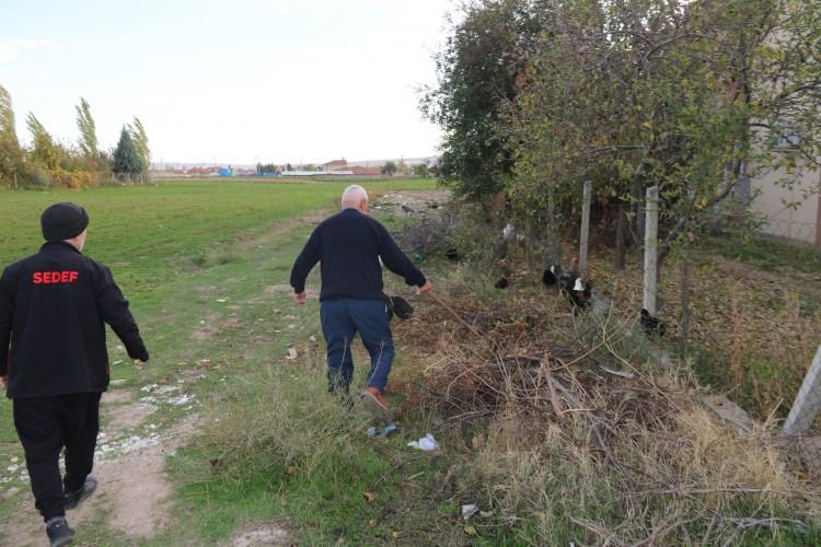 <p>Eskişehir'de 11 tavuğu telef eden başıboş köpeklerden hayvanlarını konuram isteyen köylü, adeta seferver oldu. Buldukları yöntem ile sabahtan akşama kadar nöbet tutan mahallelinin başı köpekler ile dertte...</p>
