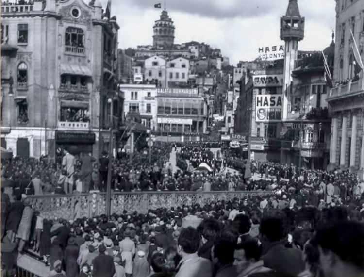 <p>Saat 09.10'da kortej, Kabataş, Tophane, Karaköy, Galata Köprüsü, Eminönü ve Gülhane Parkı üzerinden Sarayburnu'na doğru hareket ederken, Atatürk'ün naaşını taşıyan top arabasının Galata Köprüsü'nden geçişi sırasında çekilen fotoğraflar dikkati çekti.</p>

<p> </p>
