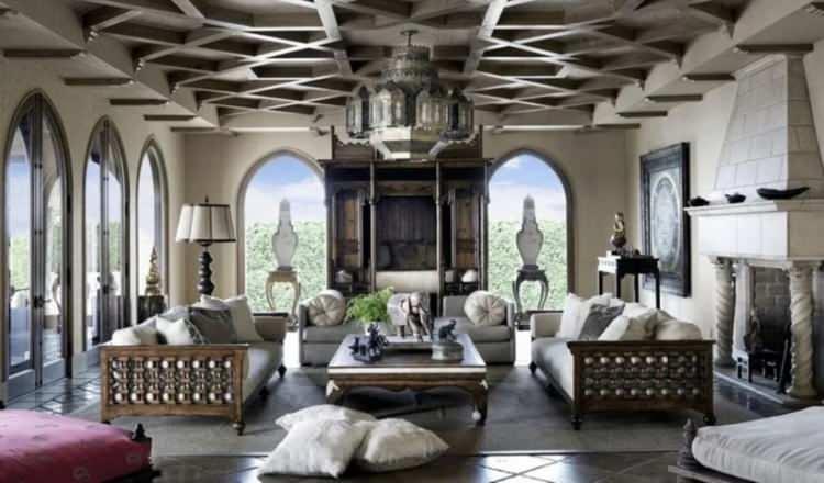 <p><strong>18. yüzyıldan kalma bir Afyon yatağı ve oturma grubunda özel tasarım ceviz koltukların yer aldığı büyük salon ise Cher'in gözde alanlarından.</strong></p>
