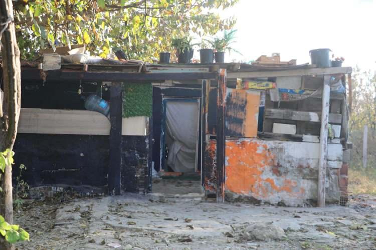 <p><strong><span style="color:rgb(178, 34, 34)">'ÖNLEM OLARAK KAPI KOLUNU BÜYÜK ÇOCUĞA BIRAKMIŞ'</span></strong></p>

<p>Akcan'ın tek başına 5 çocuğuna bakmak ve ihtiyaçlarını karşılamak zorunda olduğu, geçimini hurda toplayarak sağladığı, sanığın içinde bulunduğu maddi imkansızlıklar dikkate alındığında meydana gelen neticeyi öngörmesinin mümkün olmadığı belirtildi. Sanığın dikkatli davranmaya çalışıp, bir önlem olarak kapının iç kapı kolunu en büyük çocuğa bıraktığı, olay günü topladığı hurdaları satarak çocuklarının ihtiyaçlarını karşılayacağı ve hurda sattığı iş yerinde yaklaşık 7-8 dakika kaldıktan sonra iş yerinden ayrılarak evine döndüğü kararda yer aldı. Akcan'ın bir an önce çocuklarının yanına dönmek için topladığı hurda parasının bir kısmını elden aldığı, kalan kısmını banka hesabına göndermesini istemesinin dikkat ve özen yükümlülüğüne aykırı davranmasına karşın neticeyi istemediği belirtildi. Olayın özelliği, kendi kişisel mahareti, vefat eden çocukların pozisyonu gibi unsurlar dolayısıyla gerçekleşmeyeceğine ilişkin inançla, 'nasıl olsa olmaz' düşüncesi ile hareket ettiğinin söylenemeyeceği aktarıldı.</p>

<p> </p>
